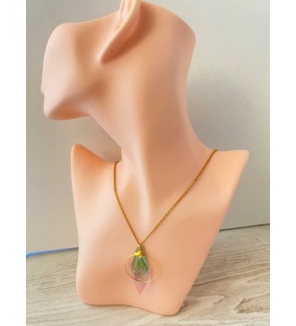 Collier or avec aile de papillon dans un anneau
