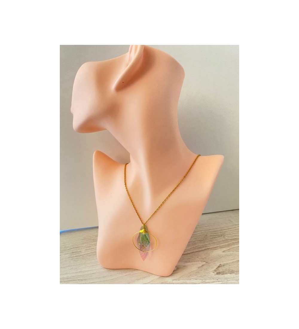 Collier or avec aile de papillon dans un anneau