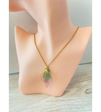 Collier or avec aile de papillon dans un anneau