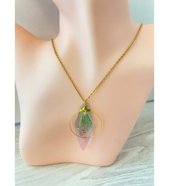 Collier or avec aile de papillon dans un anneau