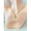 Chanceuse – Collier plaqué or 24 K avec pendentif trèfle doré orné de strass scintillants Chanceuse – Collier plaqué or 24 K avec pendentif trèfle doré orné de strass scintillants
