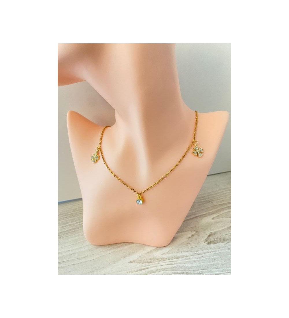 Collier or avec ceux trèfles et pierres éclatantes
