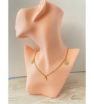 Collier or avec ceux trèfles et pierres éclatantes