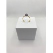 Essence Cristalline – Bague ajustable en quartz naturel 6 mm et acier inoxydable doré. Essence Cristalline – Bague ajustable en quartz naturel 6 mm et acier inoxydable doré.
