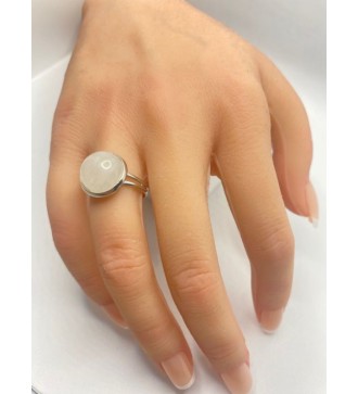 Bague ajustable en pierre semi-précieuse blanche opaque