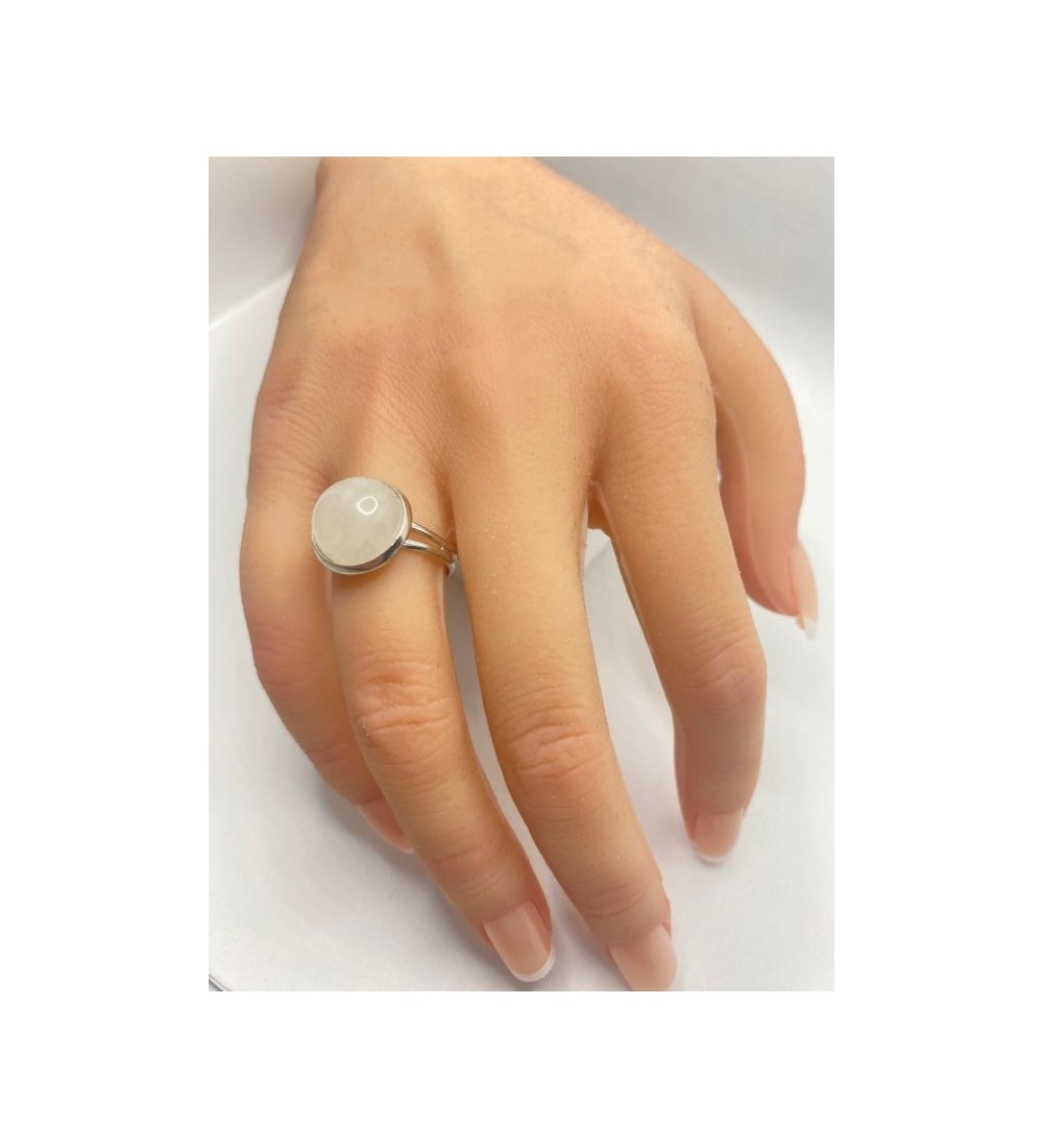 Bague ajustable en pierre semi-précieuse blanche opaque